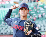 [ST포토] 새롭게 교체된 롯데 이이무라