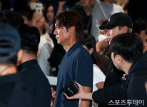 [ST포토] 홍명보 귀국, '질문은 NO'