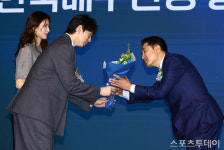 [ST포토] 이호진 총재 취임 축하하는 한선수