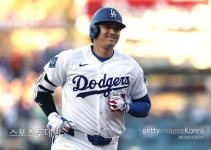오타니, 아시아 타자 최초 MLB 통산 300홈런 달성…콜로라도전 1회 선두타자 홈런