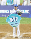 [ST포토] 퓨처스 올스타전 MVP 함수호