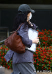 [ST포토] 법원 출석하는 '황정민 스토킹 혐의' A씨, 벌금 1000만원 구형