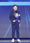 [ST포토] 시상하는 아론 양