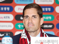 [ST포토] 모레노 감독, 옅은 미소로 기자회견