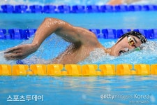 '어깨 부상' 김우민, 계영 400m 예선 출전…