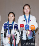 [ST포토] 인터뷰 하는 황서현-여서정