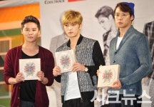 제이와이제이(JYJ) 마이스터 헤어 | [시크포토]"2집 앨범이에요" 포토타임 갖는 제이와이제이(JYJ)