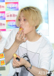 [시크포토]트리플에이치 이던, ‘펑리수 맛있네~’