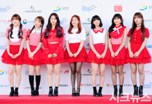 [시크포토]오마이걸, 레드패션으로 섹시미 물씬