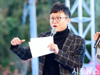 [시크포토]박성광, 트로트 듣고 활력 충전하세요