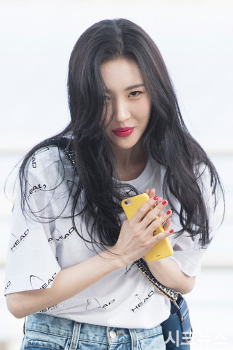 [시크포토]선미, '빨간 립과 빨간 네일'