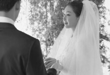 뒷 모습도 훈내 폴폴…최지우, 연하 남편 바라보는 다정한 눈빛