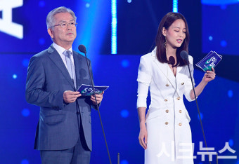 [시크포토]국민체융진흥공단 김용삼 전무-손여은 '신한류 인기상 시상'(소리바다어워즈)