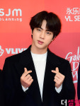 [더셀럽포토]방탄소년단 진, 사랑스러운 손하트