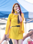 [더셀럽포토]박성연, 한눈에 띄는 노란 무대의상