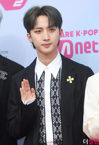 펜타곤 멤버 후이, 독보적 매력 발산하는 인터뷰 현장