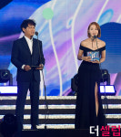 [더셀럽포토]양정의 총괄국장-남보라, 2019 소리바다 베스트 케이뮤직 어워즈 루키상 시상