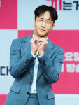 [더셀럽포토]빅스 라비, 러블리한 손하트