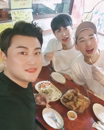 영기, 김호중과 치킨 회동 “음악은 네가 선배, ‘음악중심’은 내가 선배” [셀럽샷]