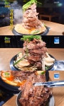 ‘SNS 화제 맛집’ 32cm 산더미 감자탕, 14개 등뼈가 풍덩… 맛 비결은? (생생정보)