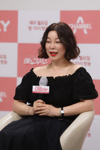 [더셀럽포토]최화정 '우아함이 뚝뚝'