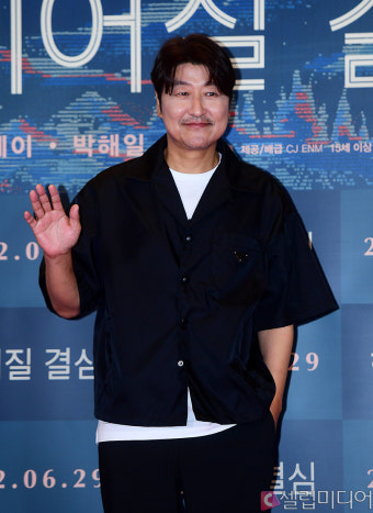 [셀럽포토]송강호 '여유로운 손인사'