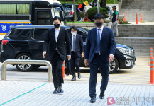 [셀럽포토]경호 받으며 변호인과 법원 출석하는 양현석