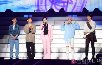 [셀럽포토]엑소 '내년에는 완전체로 만나요'