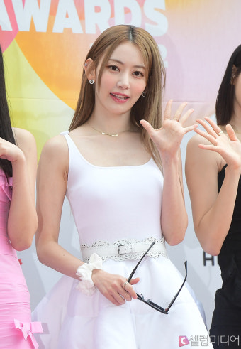 [셀럽포토]르세라핌 사쿠라 '반하는 순간'