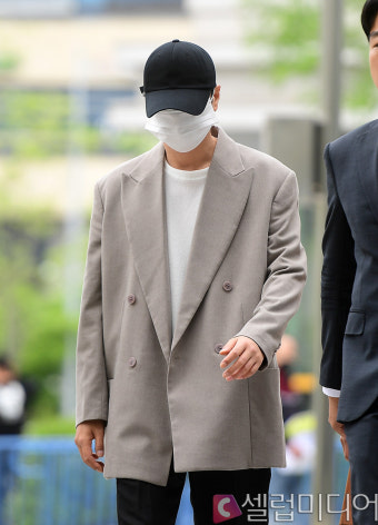 [셀럽포토]'음주운전 '신혜성, 꽁꽁 가린 채 선고공판 출석