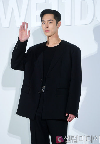 [셀럽포토]이재욱 '멋짐이 뚝뚝'