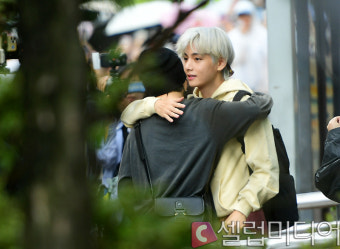 [셀럽포토]방탄소년단(BTS) 지민-뷔 '뜨거운 포옹'