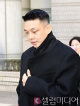 [셀럽포토] 코트 여미는 유아인