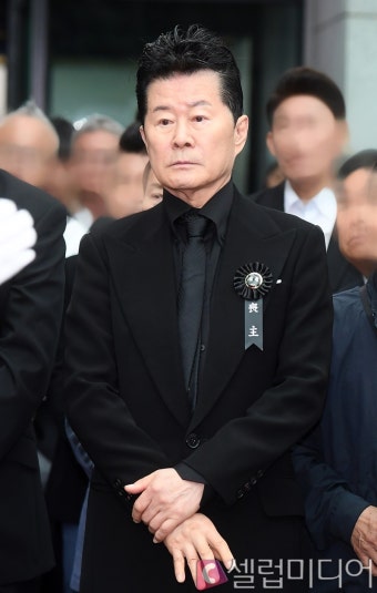 [셀럽포토] 슬픔에 잠긴 태진아