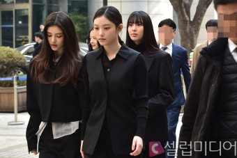 [셀럽포토]뉴진스 법원 출석, 앞장 서는 해린
