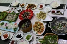 거제도에서 즐기는 특별한 맛집, 별미로 소문난 지세포 요리사횟집
