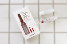 건조한 날씨, 칙칙하고 푸석한 피부를 위한 메디큐브 ‘레드 이레이징 스팟 세럼’ 출시!