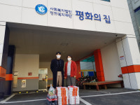 한국여성1인미디어협회, 안양 평화의 집에 피자 기부