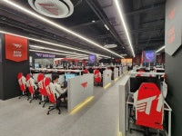 콘솔 중고 거래가 되는 PC방? 게이밍의 모든 것 다 있다... T1 BASE CAMP 방문기