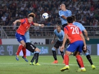 한국, 우루과이전 0-1 패배…기성용 수비 변신은 성공 [한국ㆍ우루과이 축구평가전] [종합]