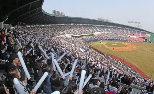 한국 프로야구 리그, 465경기만에 800만 관중 돌파 및 역대 최다 매진 타이기록 달성
