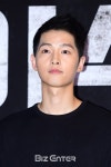 [BZ포토] 송중기, 까까머리도 해냅니다