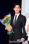 [BZ포토] 김수현, 꽃을 든 남자