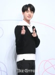 [BZ포토] 방탄소년단 진, 사랑의 총알 빵야~