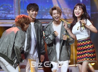 [BZ포토] 스트레이키즈, '트와이스 선배님들 1위 축하드려요'