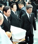 [BZ포토] 고(故) 신성일 운구하는 안성기-이덕화