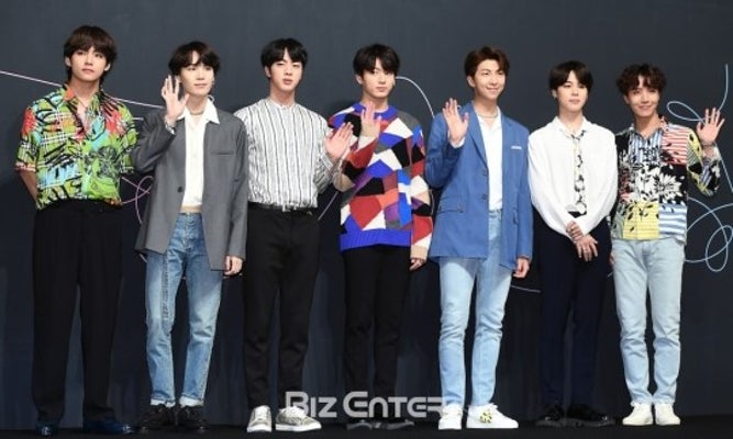 사우디부터 '안방1열'까지...방탄소년단 사우디아라비아 콘서트, V live로 전 세계 생중계 | 포토뉴스