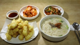 북촌 궁중떡집ㆍ혜화동 칼국수 대구튀김ㆍ학림다방ㆍ삼청동 단팥죽ㆍ이화동 달팽이길ㆍ청계천 베를린광장, 동네의 아름다운 유산(김영철의... 