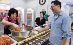 ‘동네 한 바퀴’ 이만기, 브라질서 만난 김치 가게ㆍ한식 뷔페 식당에 감격