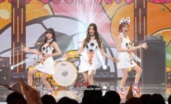 [HD] 오렌지캬라멜, 깜찍한 ‘태극기+축구공 패션’ 무대 선보여